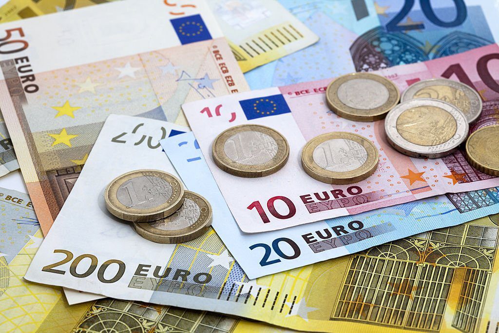 euro notes and coins